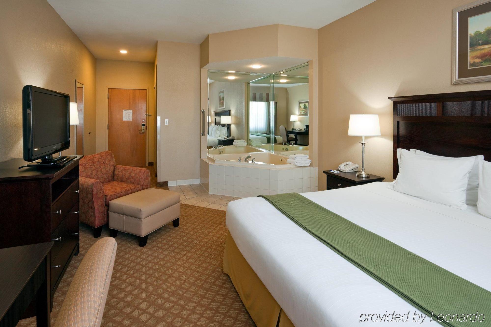 Quality Inn & Suites Hendersonville - Flat Rock Room photo