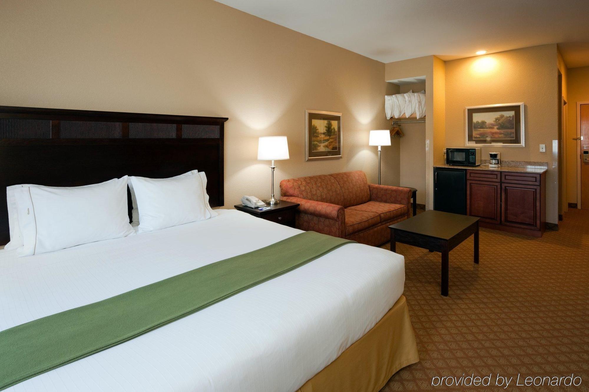 Quality Inn & Suites Hendersonville - Flat Rock Room photo